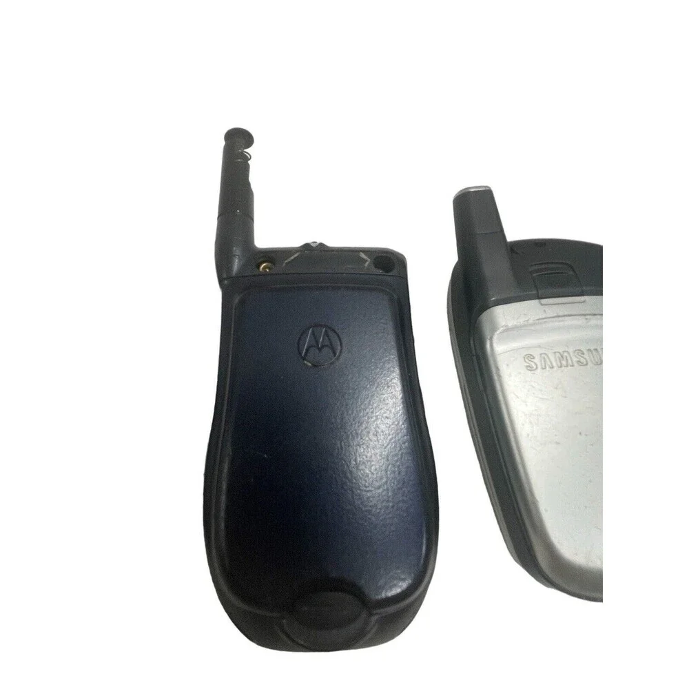 Lot 5 Vintage Cell Phone Flip Phones from Various Brands FOR PARTS, AS IS.